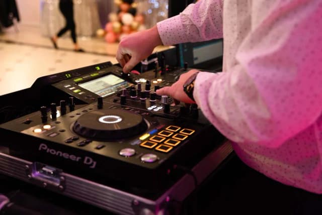 Ile kosztuje DJ na 40 urodziny? Sprawdź ceny i uniknij wysokich kosztów