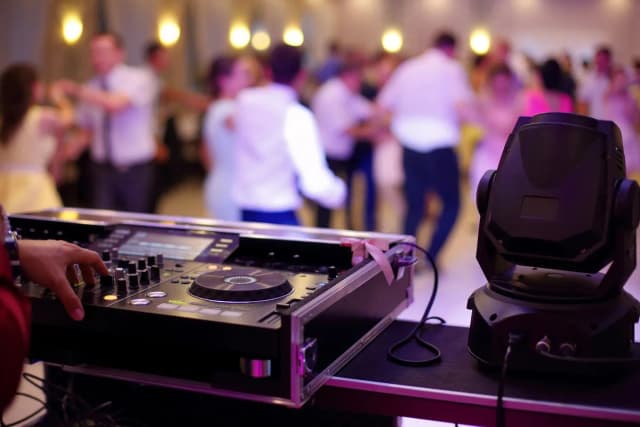 Kto płaci ZAiKS: DJ czy organizator? Uniknij nieporozumień na weselu