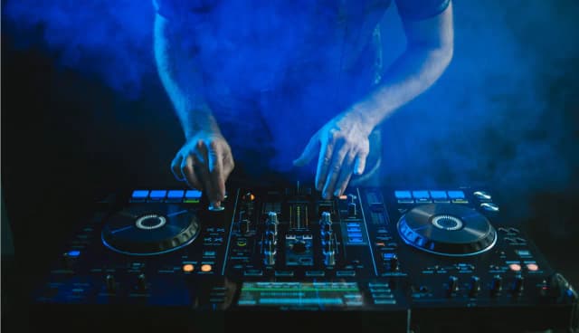 Skąd DJ-e biorą muzykę? Odkryj legalne źródła i platformy